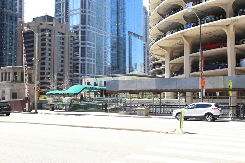Street view of Smith and Wollensky Restaurant - Valet Kiosk