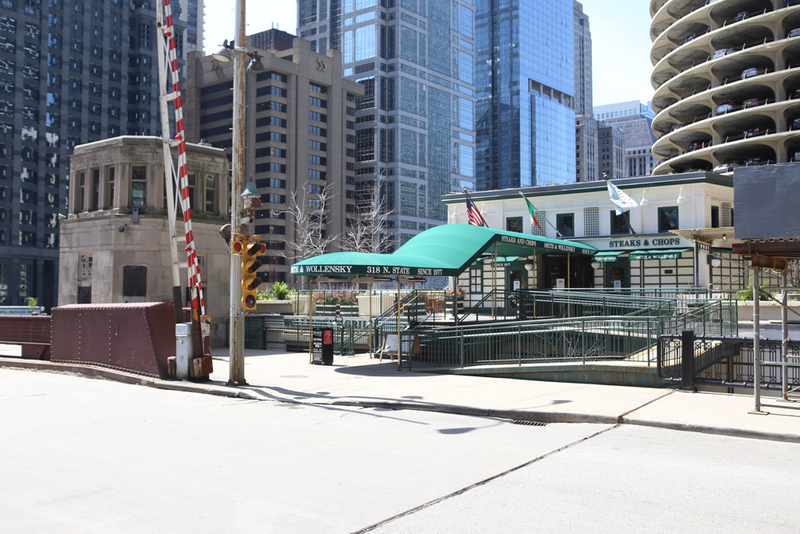 Street view of Smith and Wollensky Restaurant - Valet Kiosk