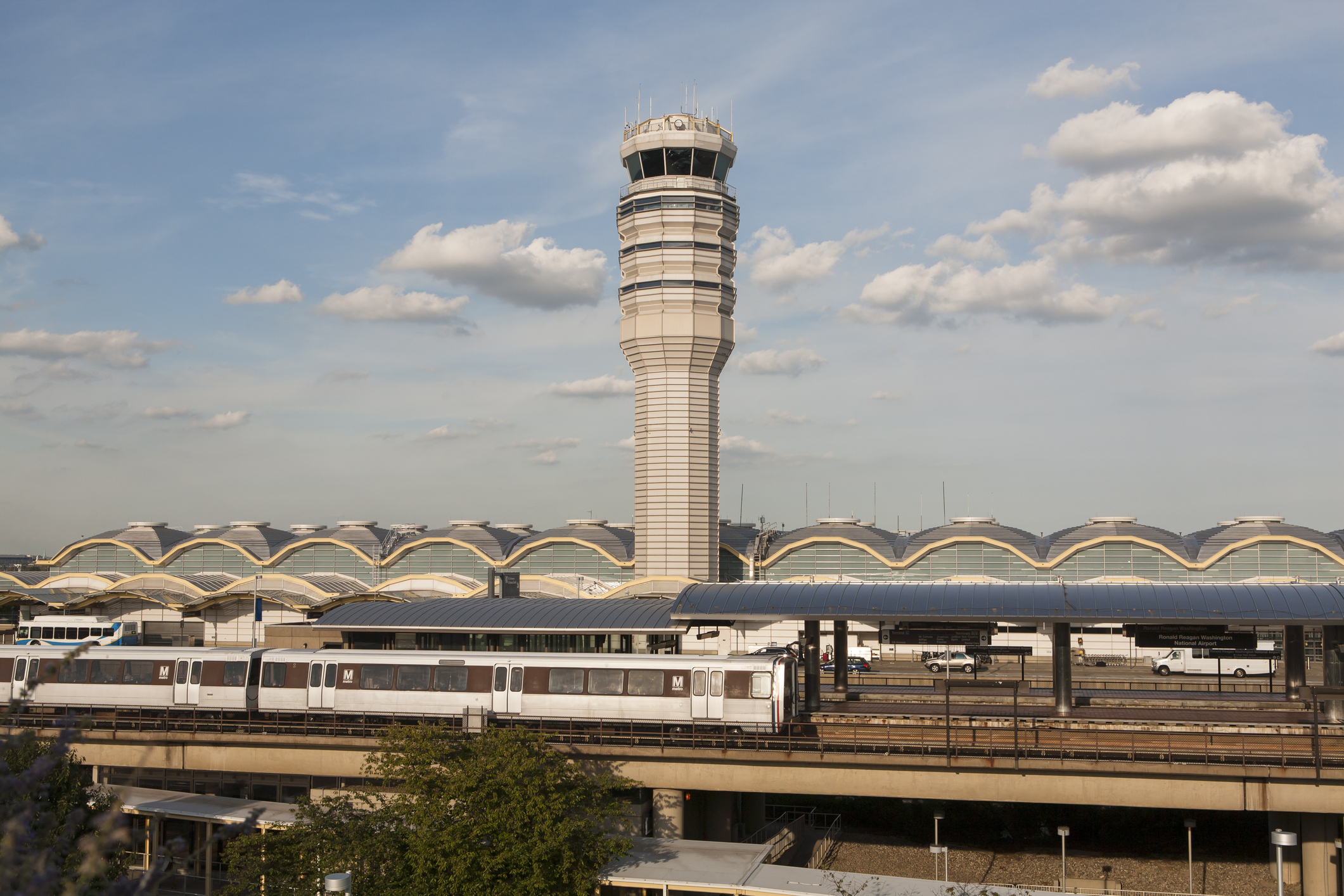 DCA Reagan Airport Parking » Compare & Book TOP 3 Parking Lots