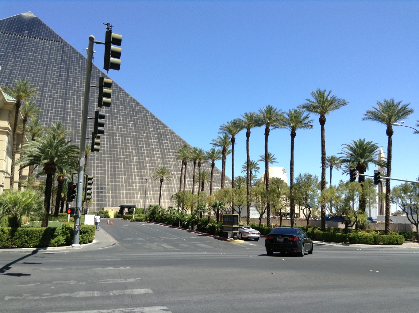 File:The entrance to the Luxor Hotel & Casino, Las Vegas