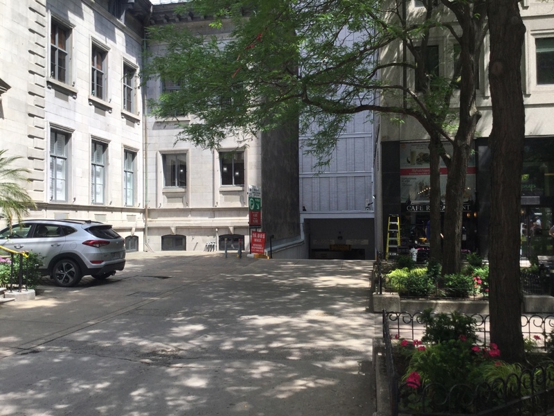 Street view of 555 Boulevard René Lévesque - Lot #858
