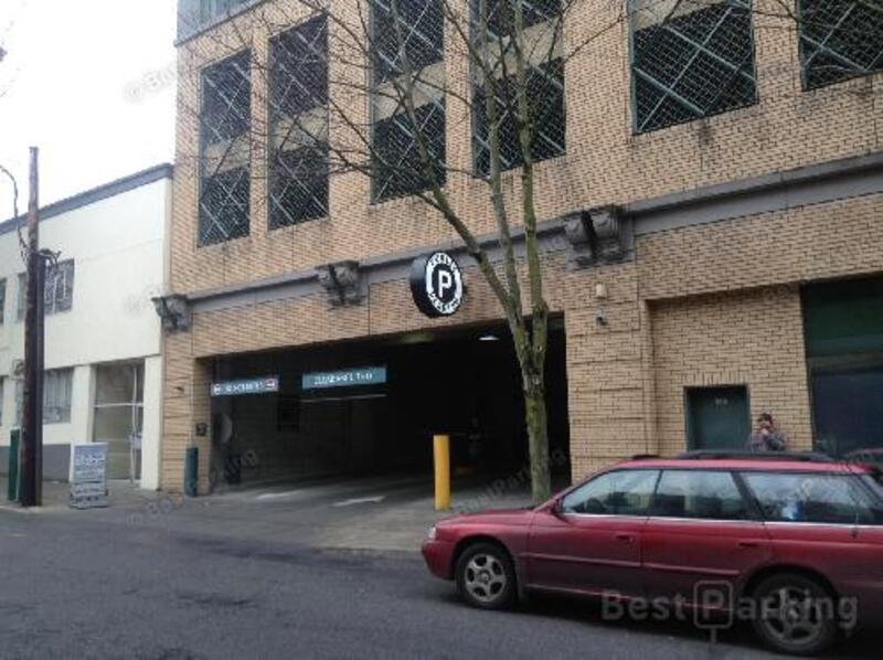 Street view of Hotel Deluxe Garage