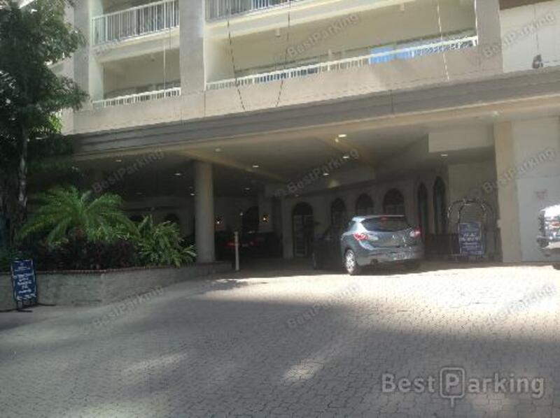 Street view of Sheraton Tampa Riverwalk Hotel Valet Parking