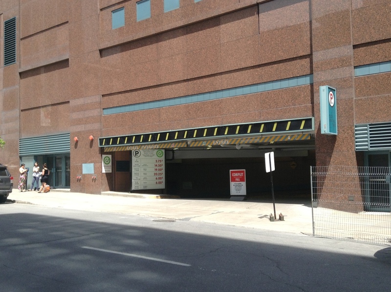 Street view of M119 - Place Montréal Trust