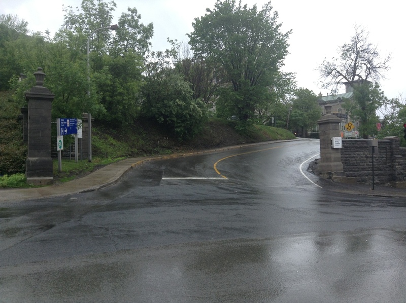 Street view of Hospital Royal Victoria