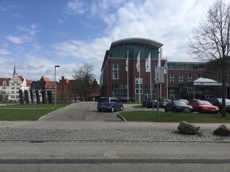 Street view of Vor dem Radisson Blu Senator Hotel