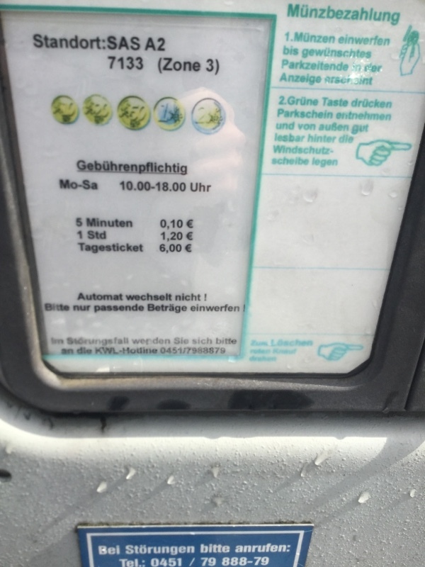 Street view of Vor dem Radisson Blu Senator Hotel