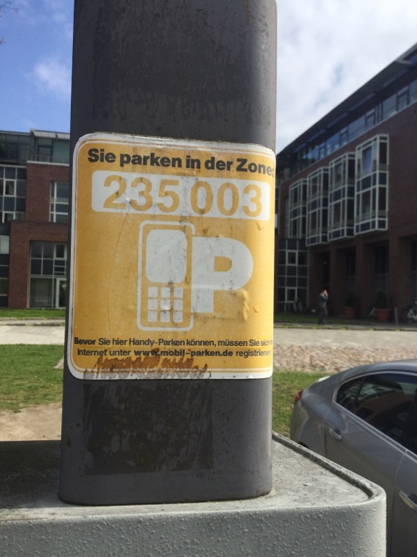 Street view of Vor dem Radisson Blu Senator Hotel