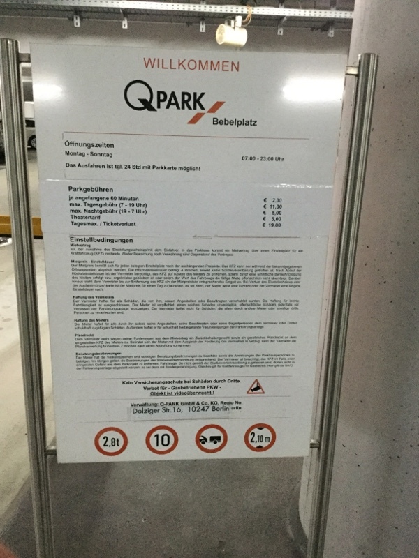 Street view of Unter Den Linden/Staatsoper