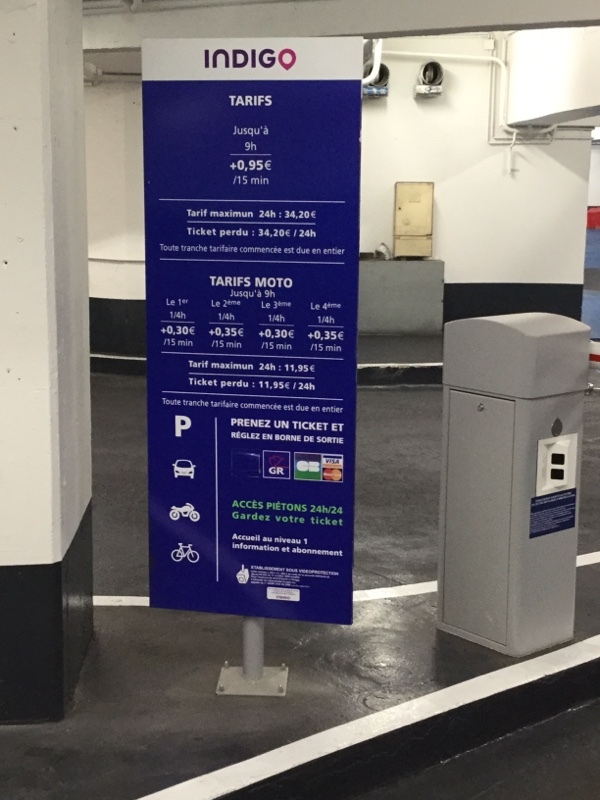 Street view of Parking Montholon