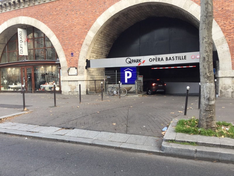 Street view of Opéra- Bastille