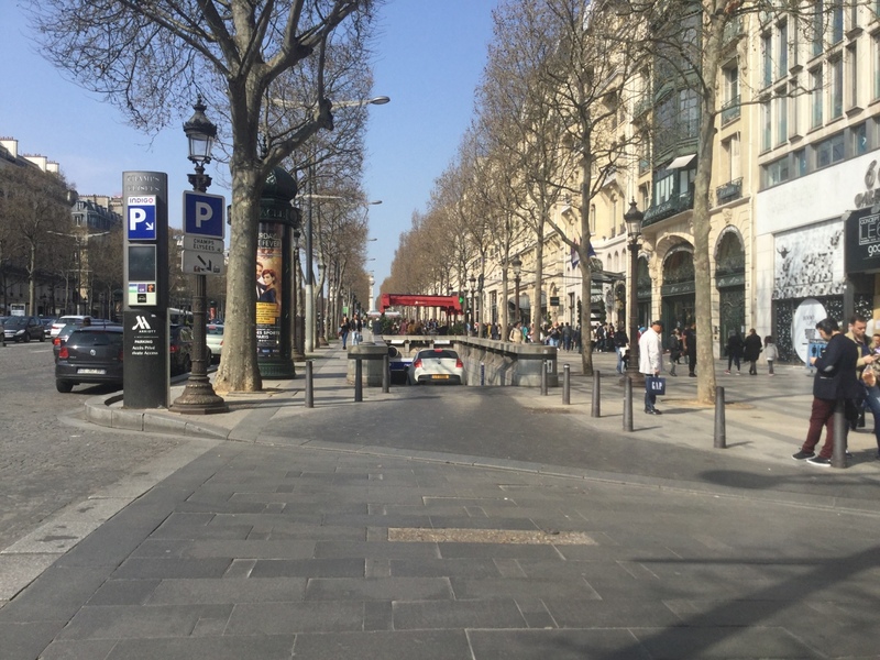 Street view of Champs-Élysées